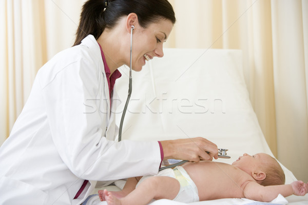 Stock foto: Arzt · Stethoskop · Baby · Prüfung · Zimmer · Mädchen