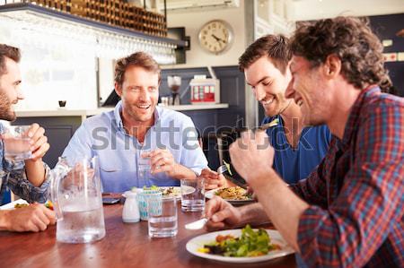 Tinédzser fiúk élvezi gyorsételek együtt étel pizza Stock fotó © monkey_business