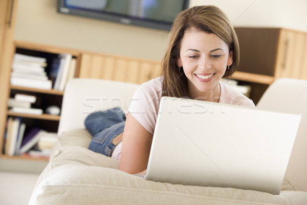 Stockfoto: Vrouw · woonkamer · met · behulp · van · laptop · glimlachende · vrouw · glimlachend · computer
