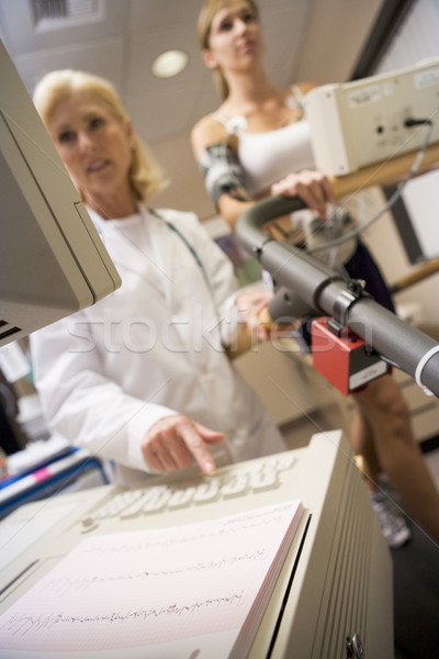 Arzt Überwachung Patienten Laufband Frauen Gesundheit Stock foto © monkey_business