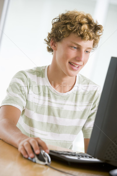Tizenéves fiú asztali számítógép számítógép internet tini fiú Stock fotó © monkey_business