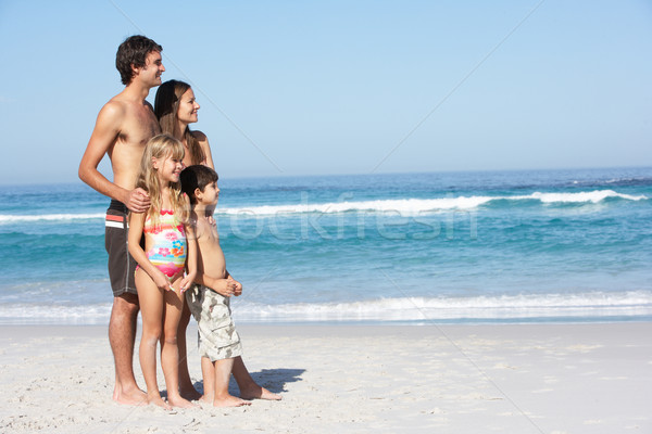 Foto stock: Jóvenes · familia · pie · playa · de · arena · vacaciones · mujer