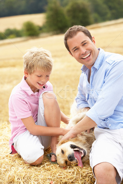 Syn ojca posiedzenia psa słomy rodziny człowiek Zdjęcia stock © monkey_business