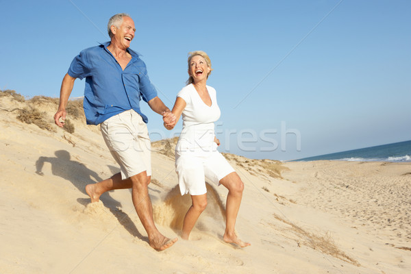 Photo stock: Couple · de · personnes · âgées · vacances · à · la · plage · courir · vers · le · bas · dune
