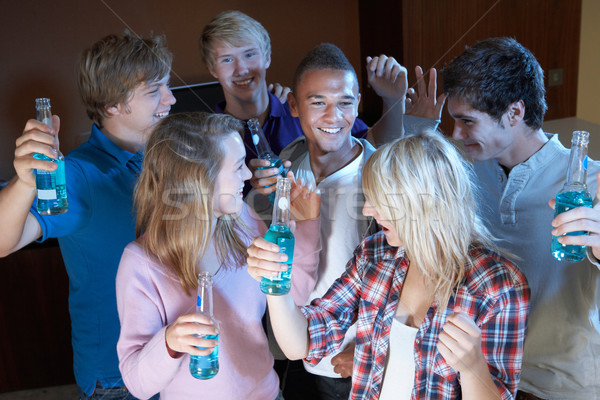 Groep vrienden dansen drinken alcohol Stockfoto © monkey_business