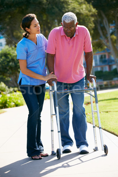 Gondozó segít idős férfi sétál keret Stock fotó © monkey_business