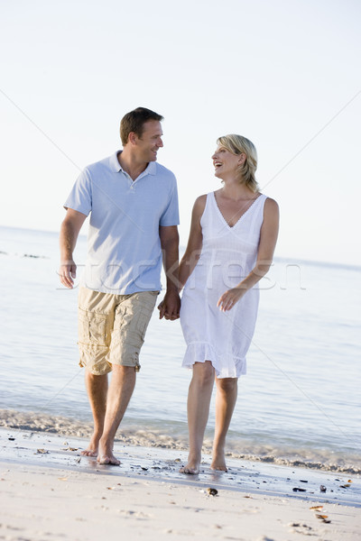 Сток-фото: пару · пляж · , · держась · за · руки · улыбаясь · женщину · человека