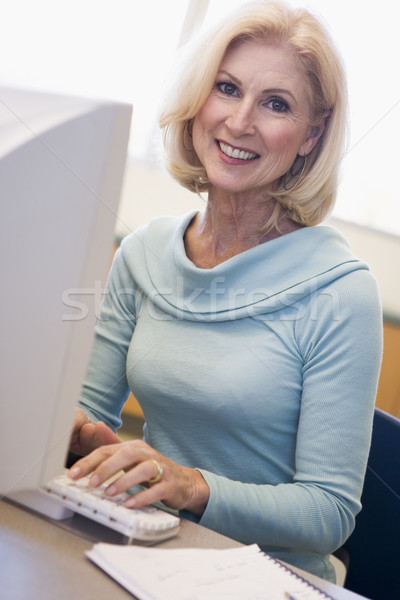 Maduro femenino estudiante aprendizaje ordenador Foto stock © monkey_business