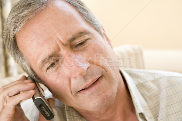 Man binnenshuis mobieltje technologie mobiele telefoon cel Stockfoto © monkey_business