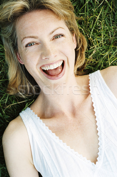 Mujer aire libre mujer sonriente sonriendo hierba feliz Foto stock © monkey_business