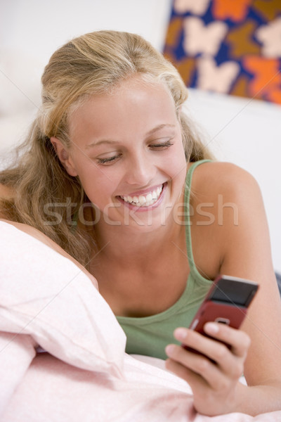 Foto stock: Cama · teléfono · móvil · feliz · dormitorio · sonriendo