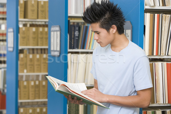 Lezing bibliotheek studeren boek man Stockfoto © monkey_business
