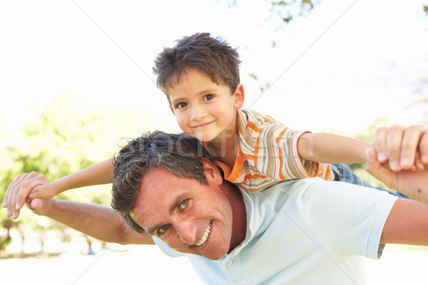 Foto stock: Pai · filho · de · volta · parque · grama · homem