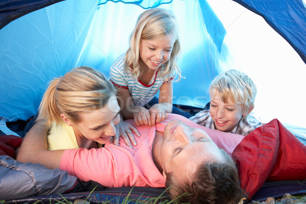 Foto d'archivio: Giovani · famiglia · giocare · tenda · bambini · uomo