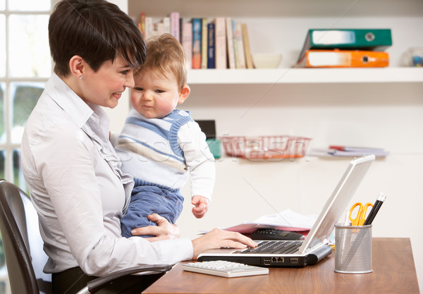 Foto d'archivio: Donna · baby · lavoro · home · utilizzando · il · computer · portatile · computer