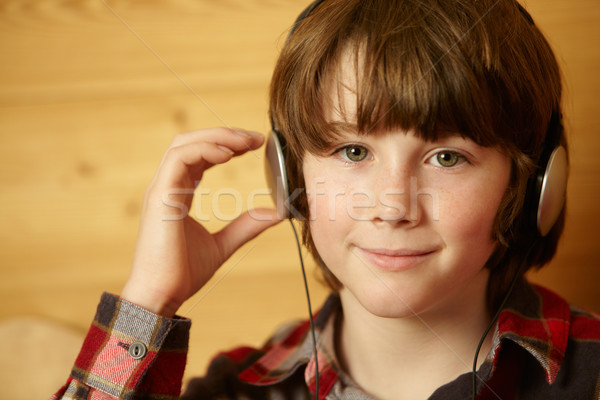 Młody chłopak posiedzenia siedziba słuchania mp3 player Zdjęcia stock © monkey_business
