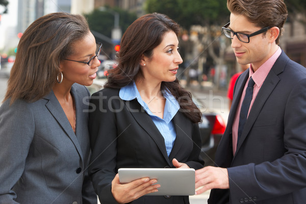 Stockfoto: Zakenman · onderneemsters · digitale · tablet · buiten · business