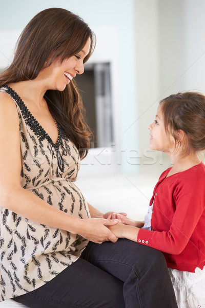 Gravidă mamă fiica acasă femeie dragoste Imagine de stoc © monkey_business
