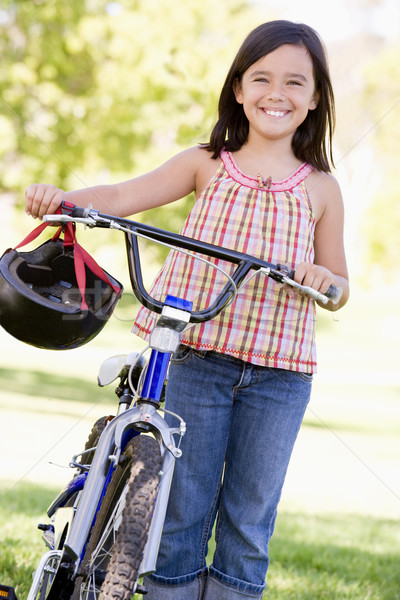Foto stock: Jovem · bicicleta · ao · ar · livre · sorridente · crianças · criança