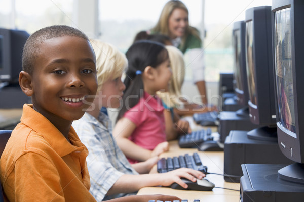 Foto stock: Kindergarten · ninos · aprendizaje · computadoras · estudiante · educación