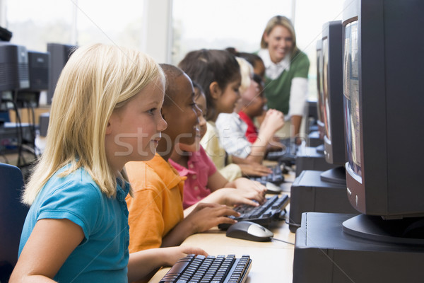ストックフォト: 幼稚園 · 子供 · 学習 · コンピュータ · 少女 · キーボード