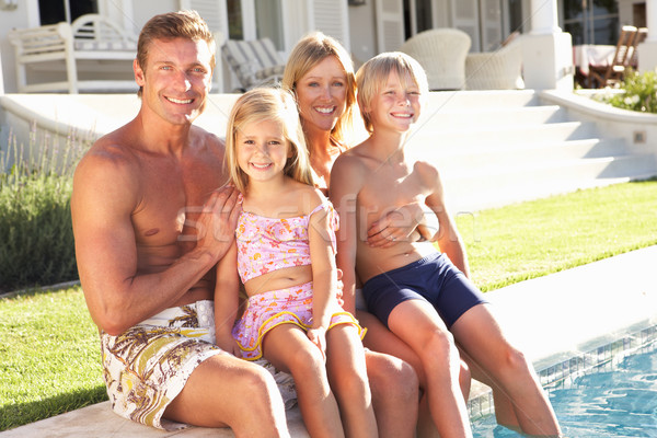 Familie buiten ontspannen zwembad vrouw home Stockfoto © monkey_business