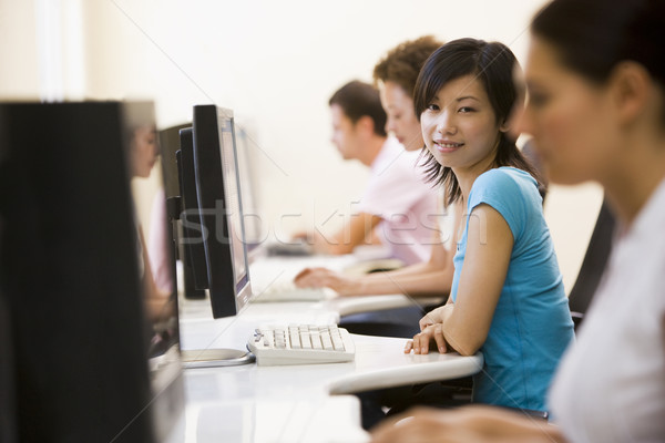 Foto stock: Cuatro · personas · sesión · sala · de · ordenadores · sonriendo · mujer · oficina