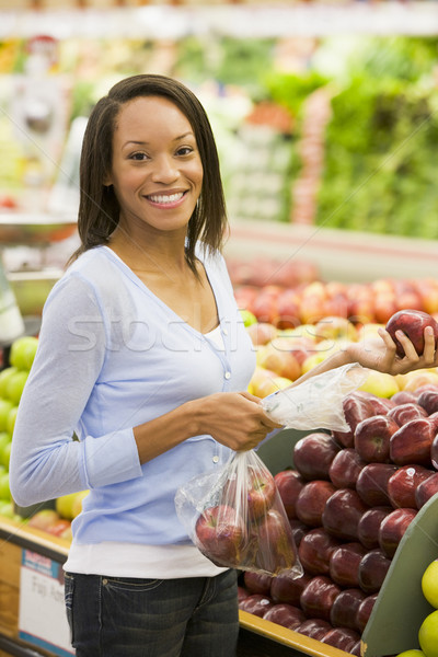 Zdjęcia stock: Młoda · kobieta · zakupy · supermarket · kobieta · żywności