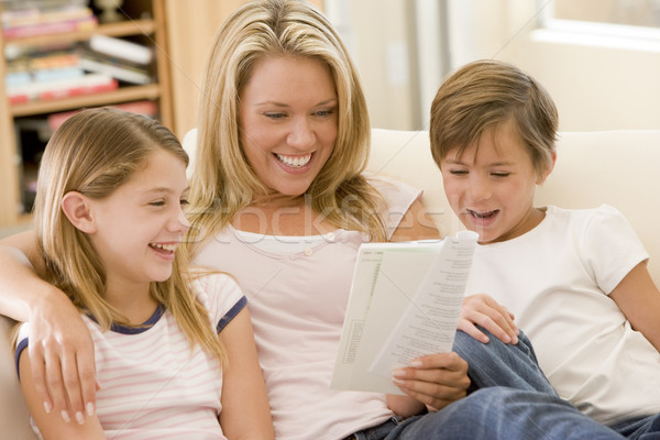 Foto stock: Mulher · dois · jovem · crianças · sala · de · estar · leitura