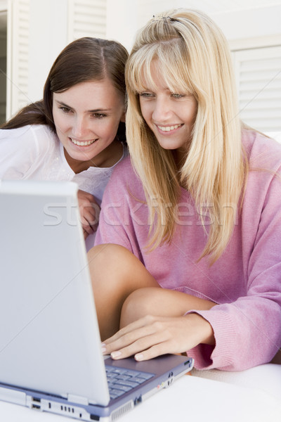 ストックフォト: 二人の女性 · パティオ · ラップトップを使用して · 笑みを浮かべて · コンピュータ · 女性