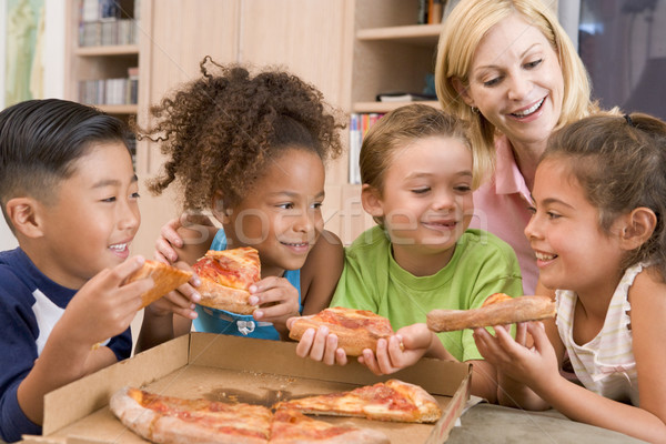 Stock foto: Vier · jungen · Kinder · drinnen · Frau · Essen