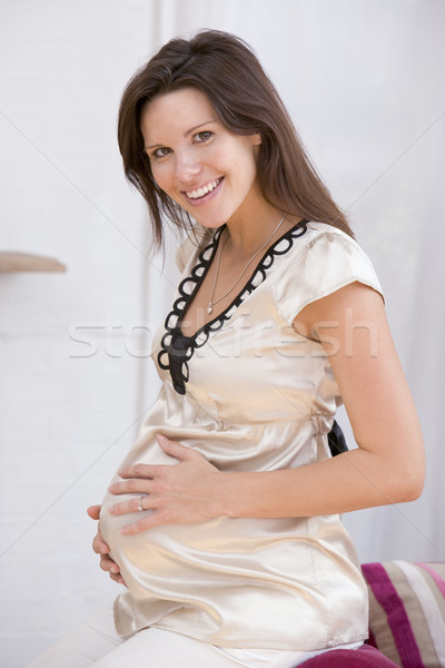Zdjęcia stock: Kobieta · w · ciąży · posiedzenia · salon · uśmiechnięty · rodziny · miłości
