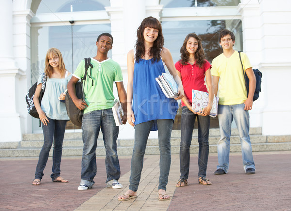 Grup studenţi în picioare exterior colegiu Imagine de stoc © monkey_business