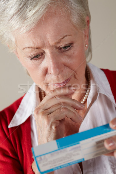 Senior Frau schauen Verschreibung Drogen Packung Stock foto © monkey_business