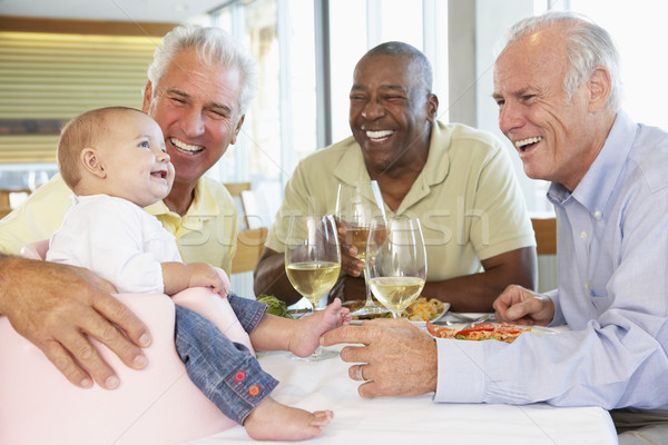 Foto stock: Homem · bebê · neta · amigos · restaurante