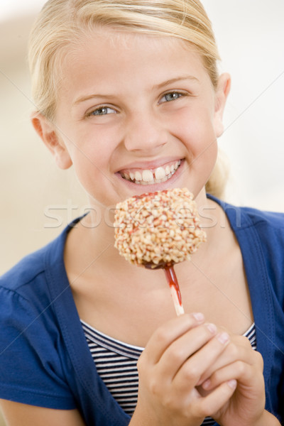 Zdjęcia stock: Młoda · dziewczyna · jedzenie · candy · jabłko · uśmiechnięty