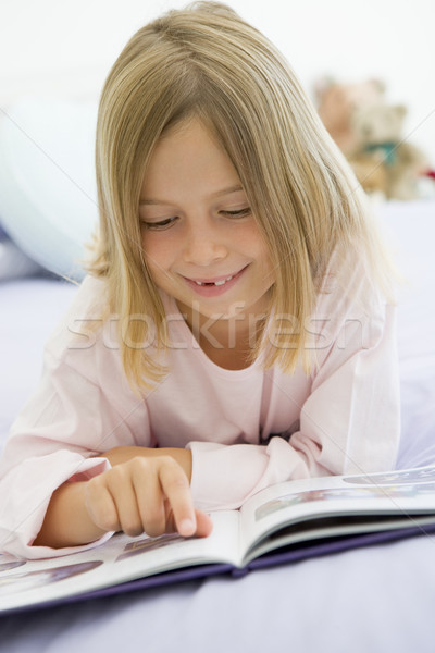 Giovane ragazza letto pigiama lettura libro ragazza Foto d'archivio © monkey_business