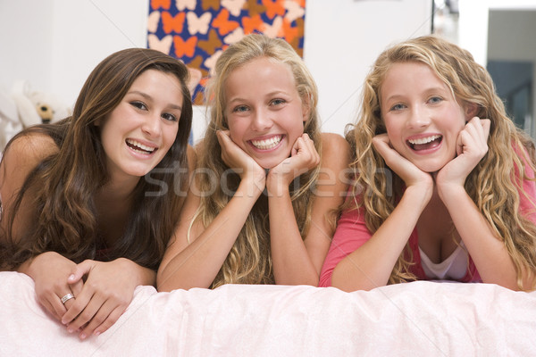 Foto d'archivio: Ragazze · adolescenti · letto · cellulare · felice · ragazze · adolescente