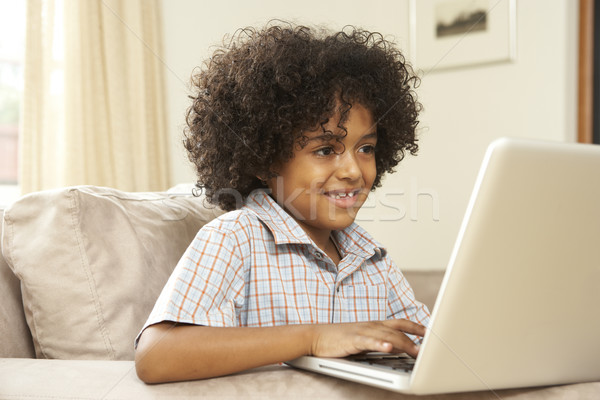 Utilisant un ordinateur portable maison enfants heureux enfant Photo stock © monkey_business