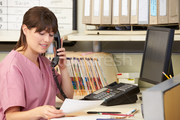Verpleegkundige telefoongesprek station vrouw Stockfoto © monkey_business