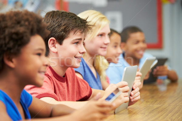 Stok fotoğraf: Sınıf · dijital · tablet · çocuk · eğitim