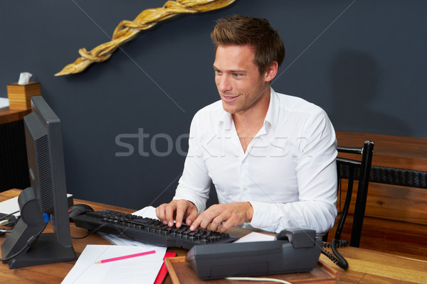 Foto stock: Hotel · recepcionista · trabalhando · computador · escritório · feliz