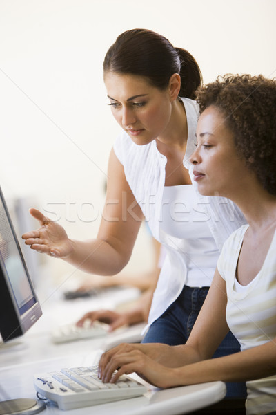 Stockfoto: Twee · vrouwen · computerruimte · een · ander · vrouw · kantoor