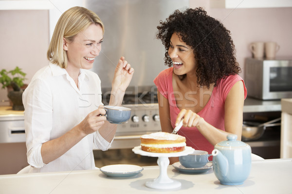 Női barátok élvezi tea torta otthon Stock fotó © monkey_business