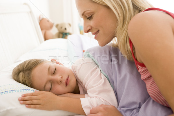 Kobieta młoda dziewczyna bed uśmiechnięta kobieta uśmiechnięty dzieci Zdjęcia stock © monkey_business