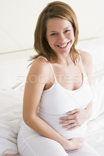 беременная женщина сидят кровать улыбаясь женщину счастливым Сток-фото © monkey_business