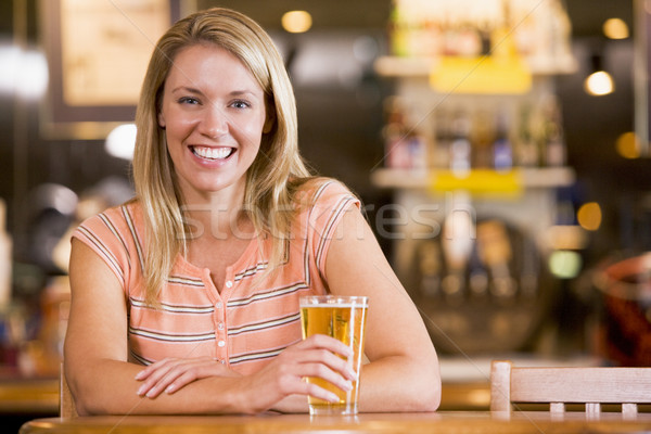 Młoda kobieta piwa bar kobieta publikacji Zdjęcia stock © monkey_business