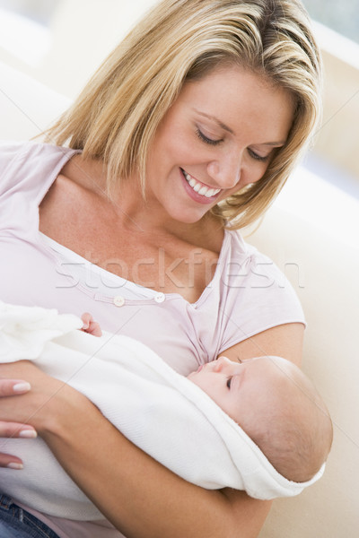 商業照片: 母親 · 客廳 · 嬰兒 · 微笑 · 沙發 · 嬰兒