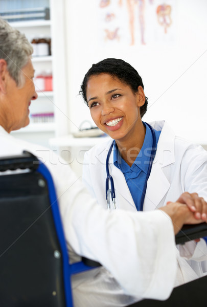 醫生 女 病人 辦公室 手 健康 商業照片 © monkey_business