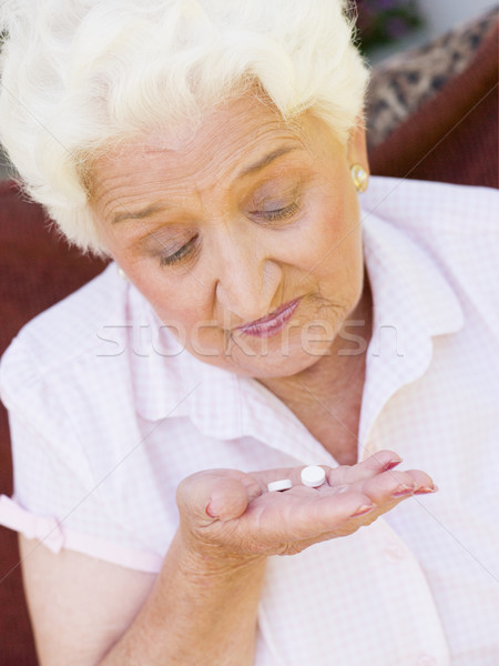 Stock foto: Frau · Aufnahme · Pillen · Medizin · Shirt · Senior